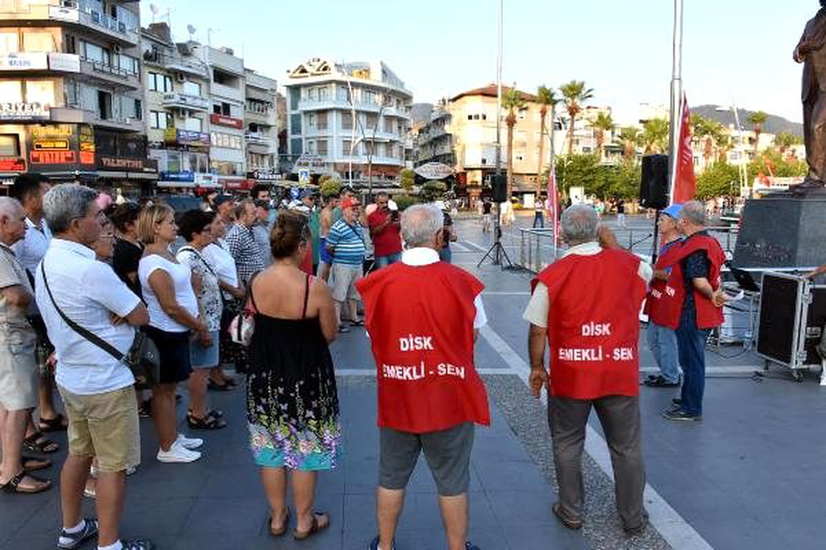 Marmaris\'te emekliler zam oranlarını protesto etti