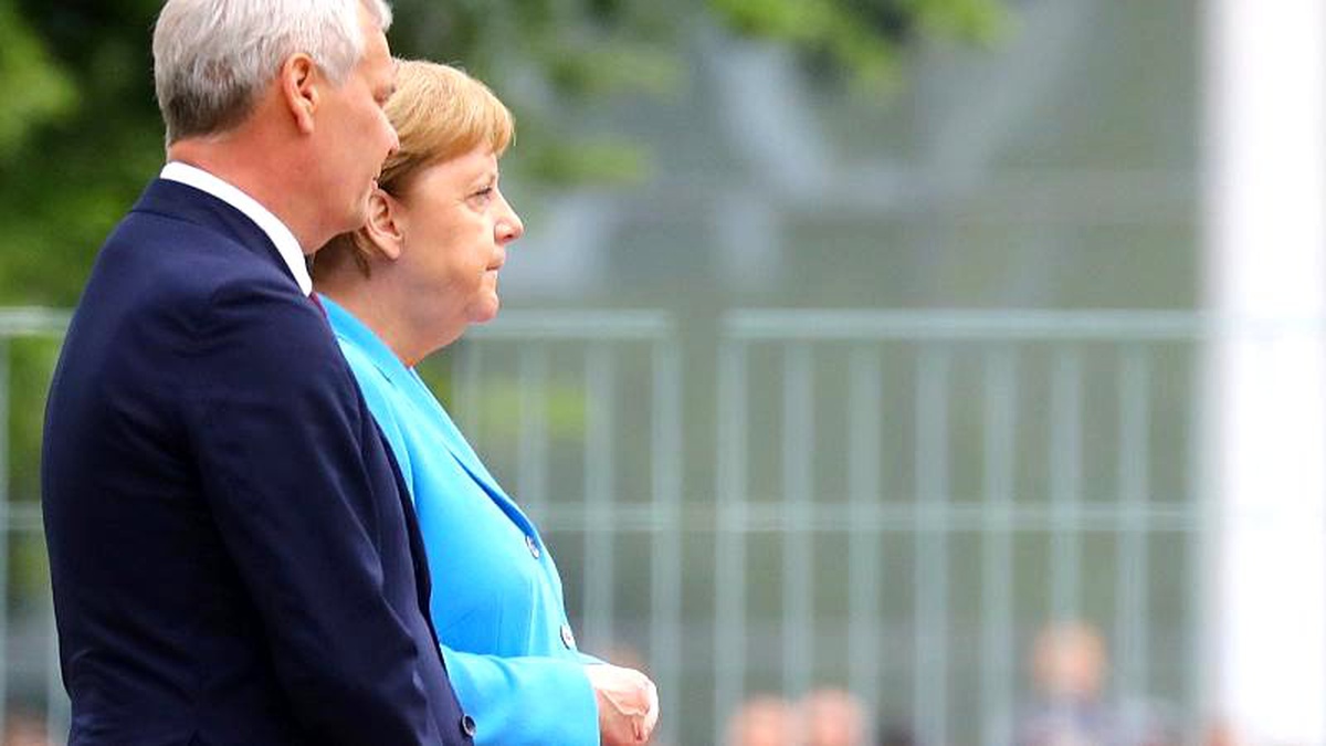 Merkel üçüncü kez titreme nöbeti geçirdi