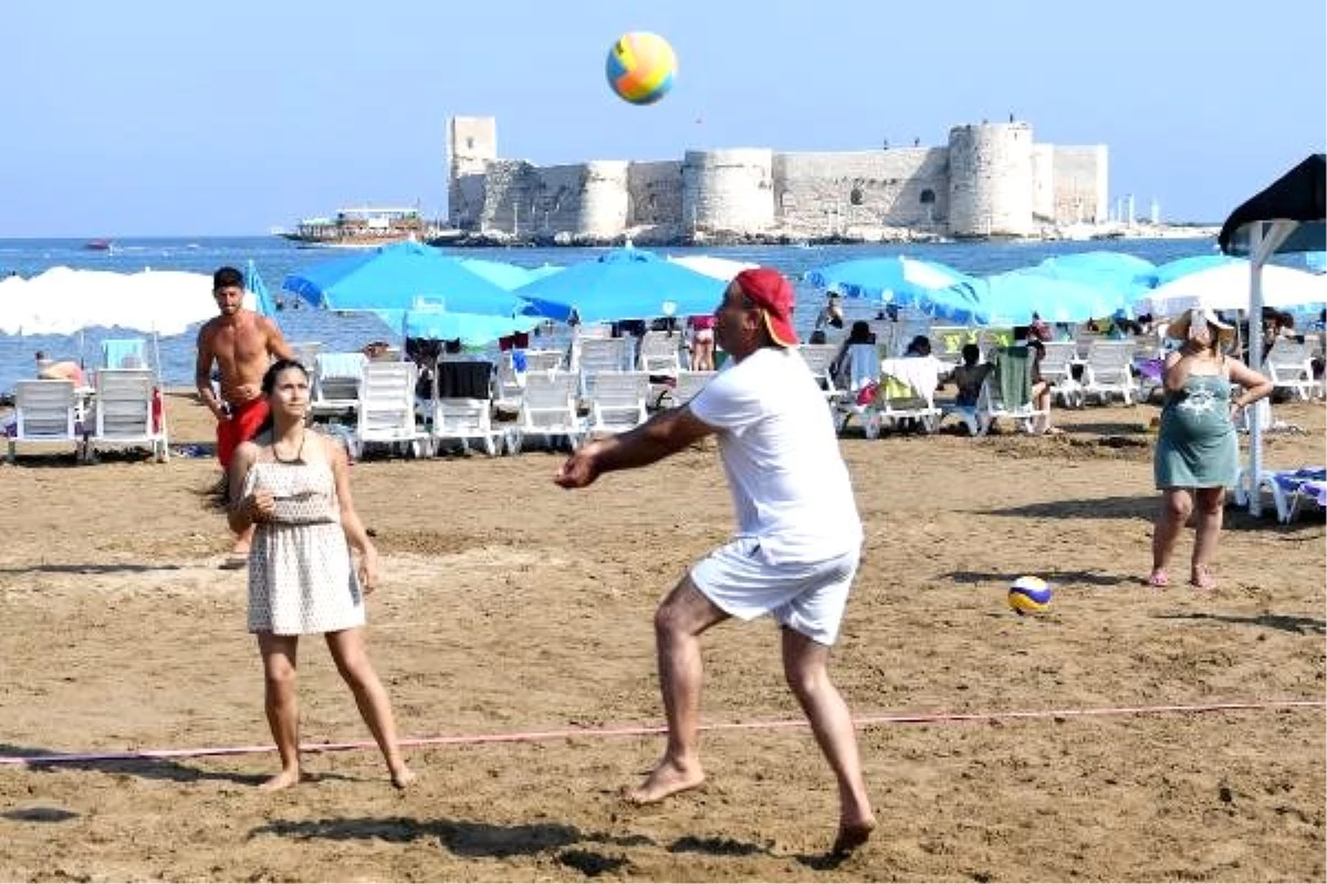 Mersin plajları voleybol turnuvası ile şenlendi