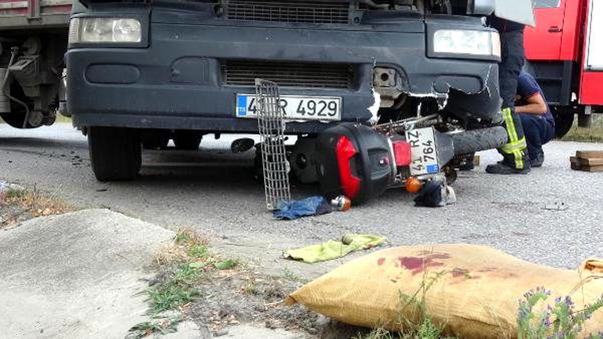 Motosiklet TIR\'ın altına girdi