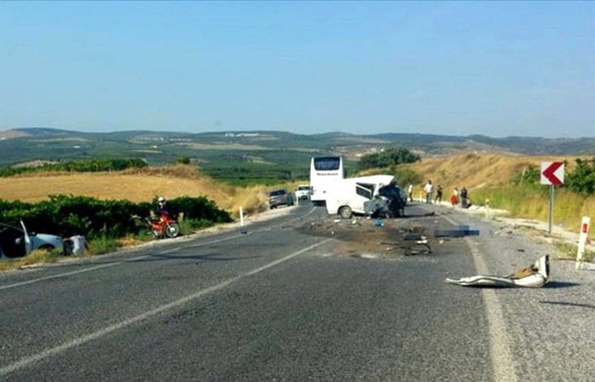 Manisa\'da trafik kazası: 5 ölü, 6 yaralı