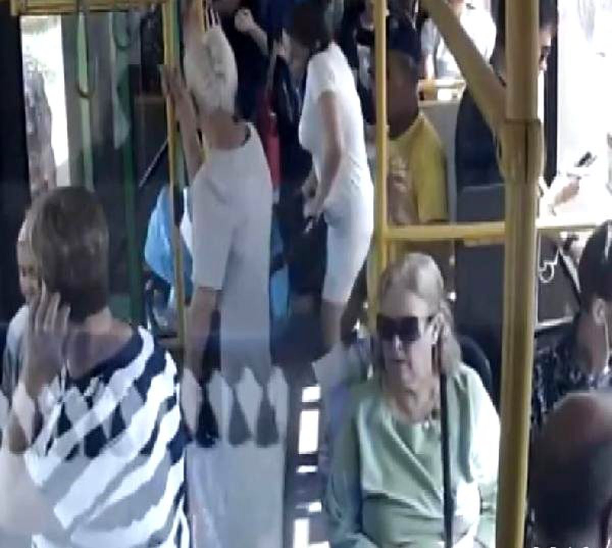Otobüsten indiği sırada telefonda konuşurken, bebeğini düşürdü