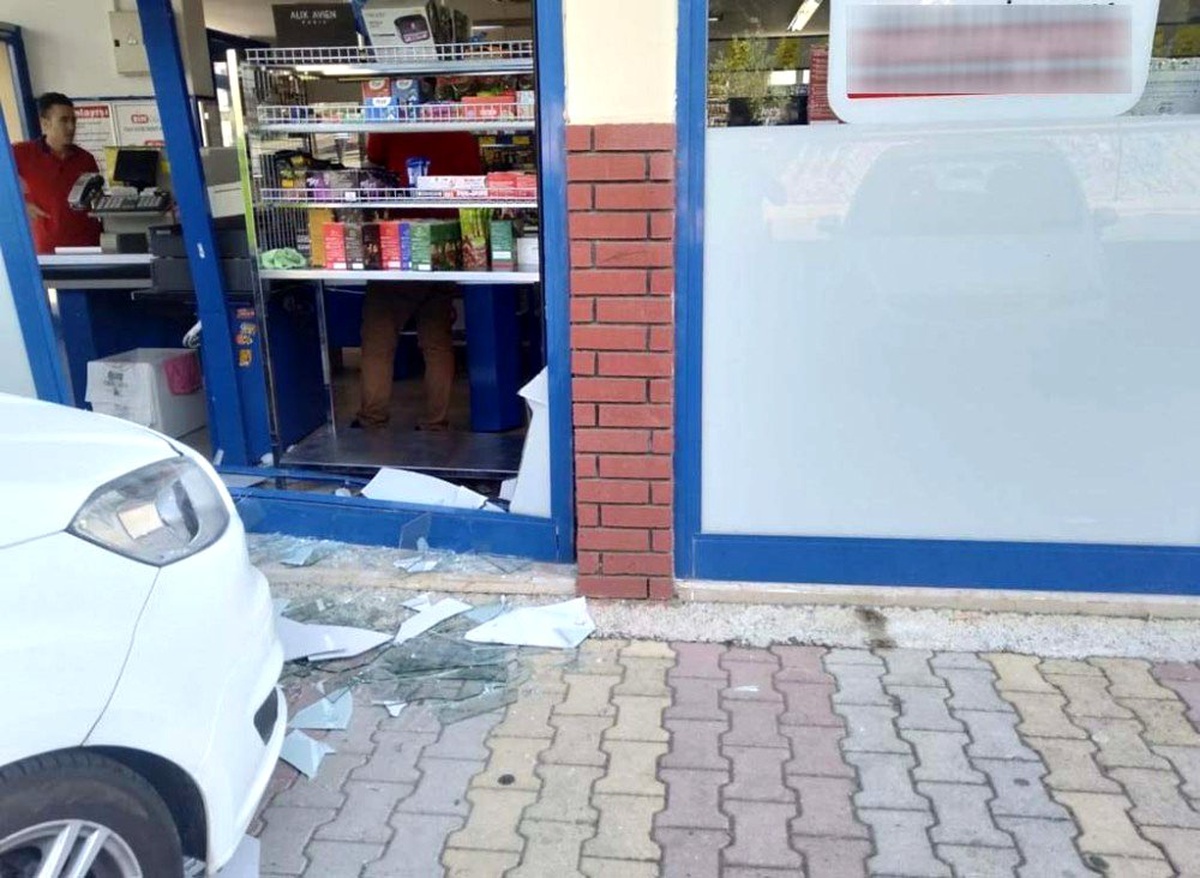 Otomobil marketin camına çarptı