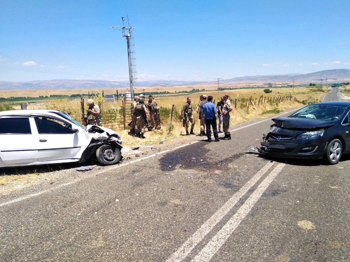 Otomobiller kafa kafaya çarpıştı: 7 yaralı