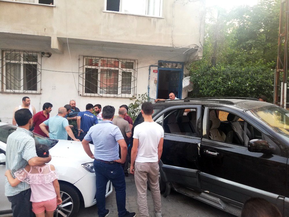 (Özel) Esenyurt\'ta geri gelen aracın altında kalmaktan saniyelerle kurtuldular