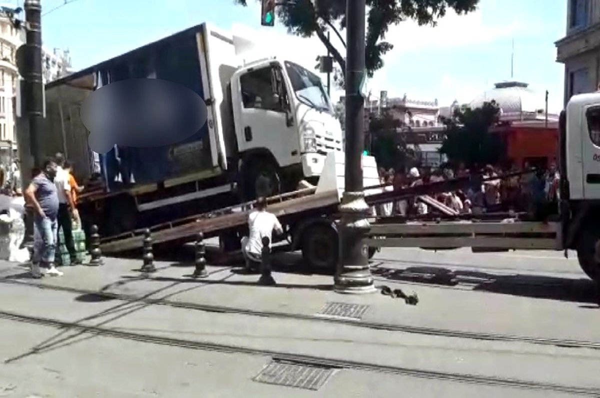 (ÖZEL) Sirkeci\'de yolda kalan kamyonet trafik çekicisine zor anlar yaşattı