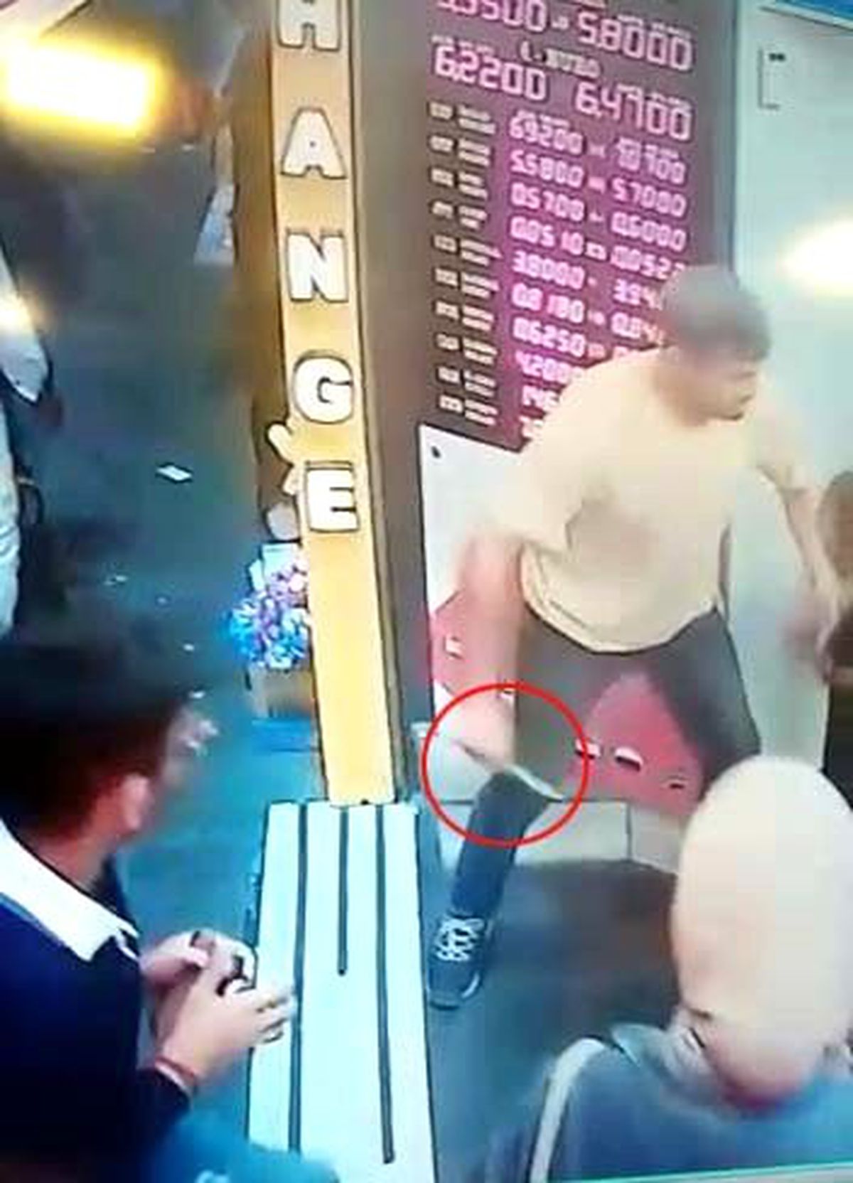 (ÖZEL) Taksim\'de gasp dehşeti kamerada