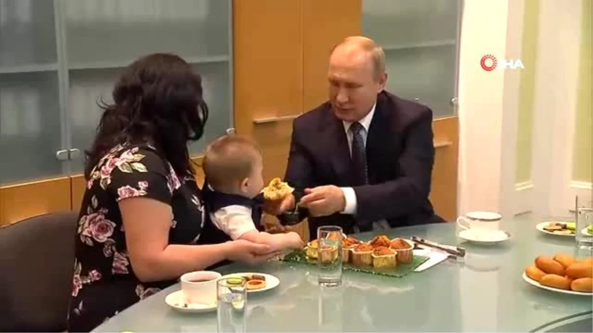 Putin\'den gülümseten görüntülerPutin \'Ebeveynlik Ödülü\' alan aile ile görüştü