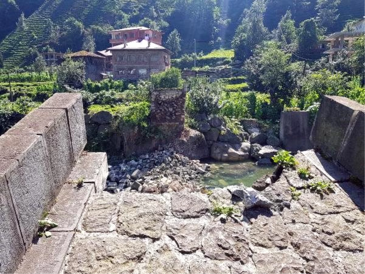 Rize\'de 300 yıllık kemer köprü çöktü