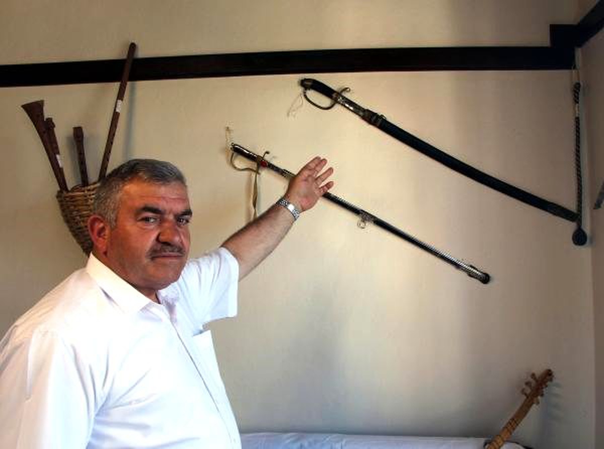 Rus askerin kılıcı, \'cezalı\' ibaresi ile sergileniyor