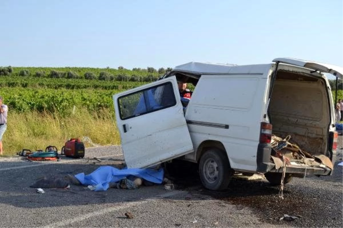 Salihli\'de zincirleme kaza: 6 ölü, 22 yaralı (4)