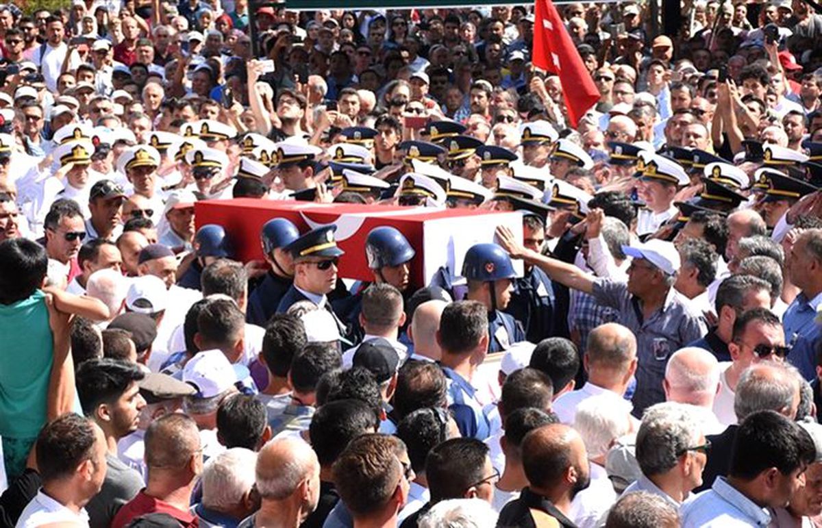 Şehit Üsteğmen binlerce kişi tarafından son yolculuğuna uğurlandı
