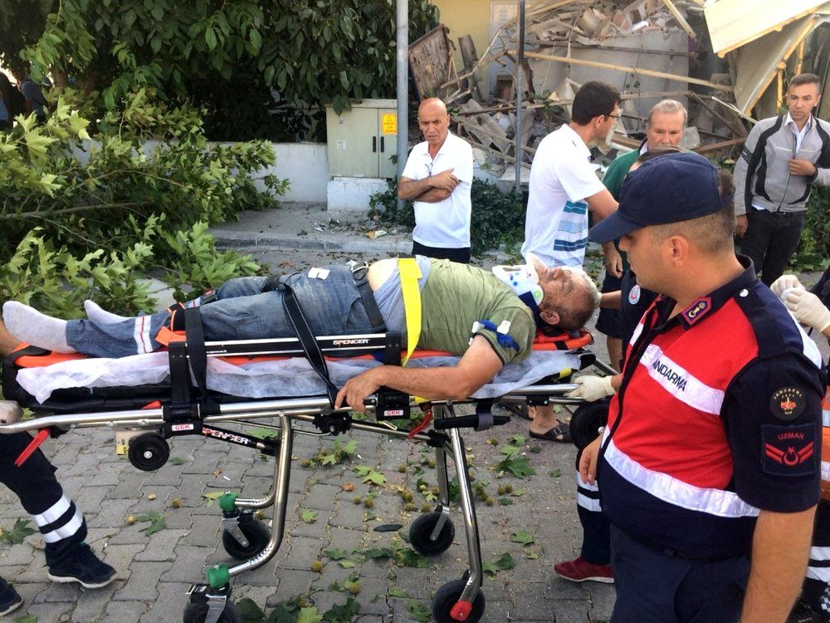 Servis otobüsü ile hafriyat kamyonu çarpıştı: 2\'si ağır 13 yaralı