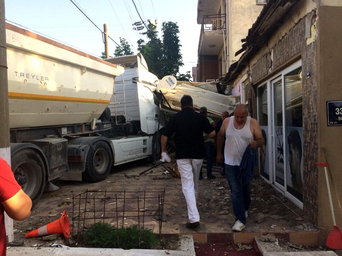 Servis otobüsü ile hafriyat kamyonu çarpıştı: 2\'si ağır 13 yaralı