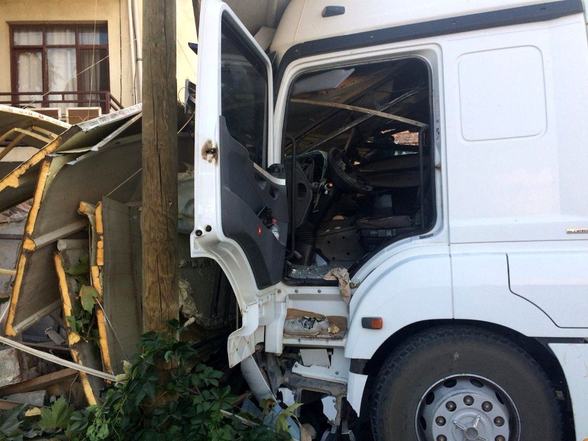 Servis otobüsü ile hafriyat kamyonu çarpıştı, kamyon kahvehaneye daldı: 2\'si ağır 13 yaralı