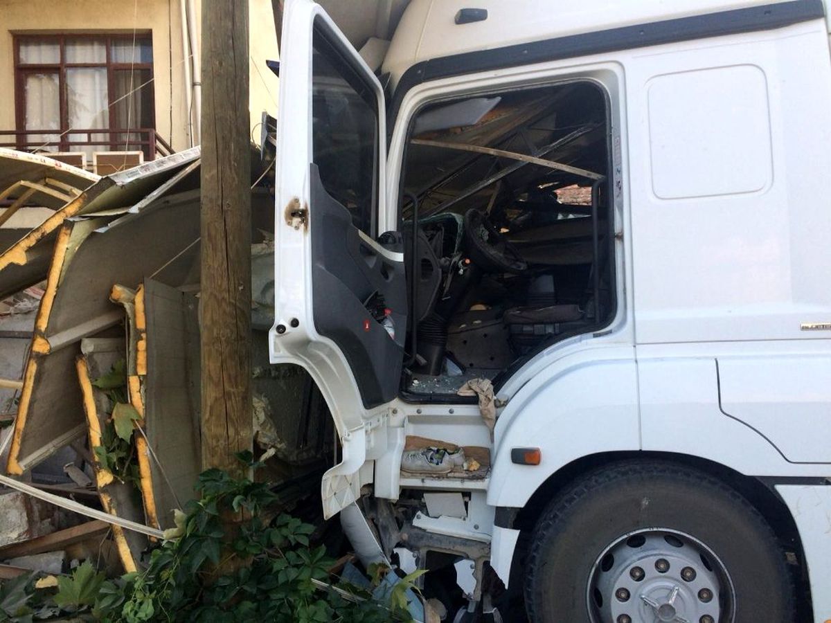 Servis otobüsü ile hafriyat kamyonu çarpıştı: 2\'si ağır 13 yaralı
