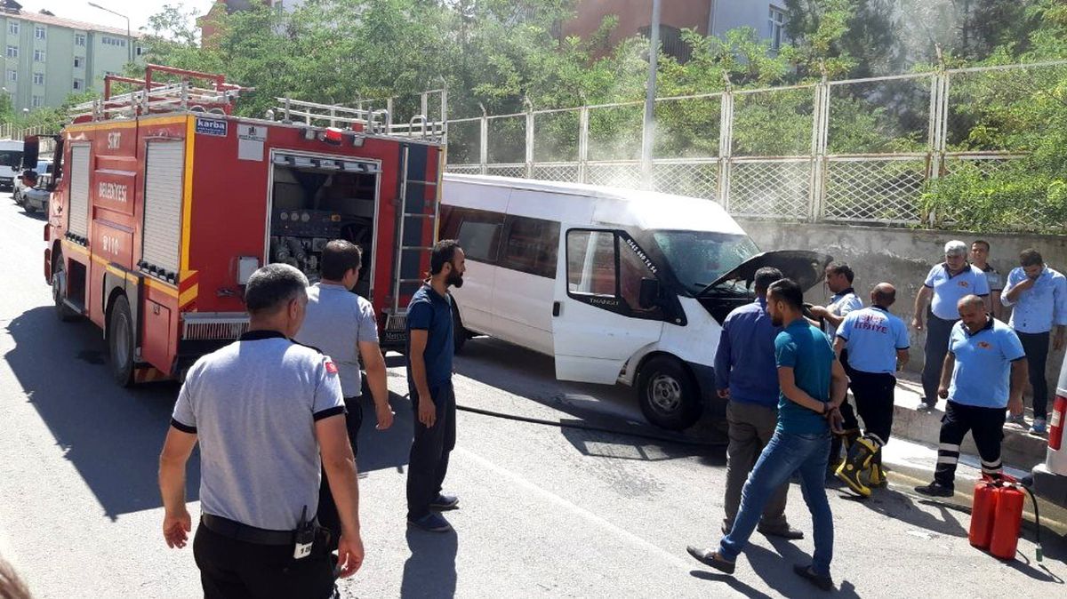 Siirt\'te park halindeki minibüste yangın
