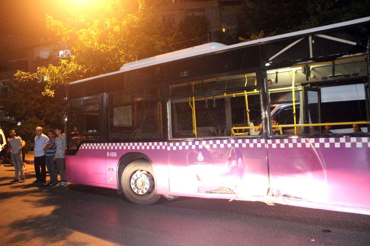Sürücü kalp spazmı geçirdi, panelvan halk otobüsüne çarptı: 4 yaralı