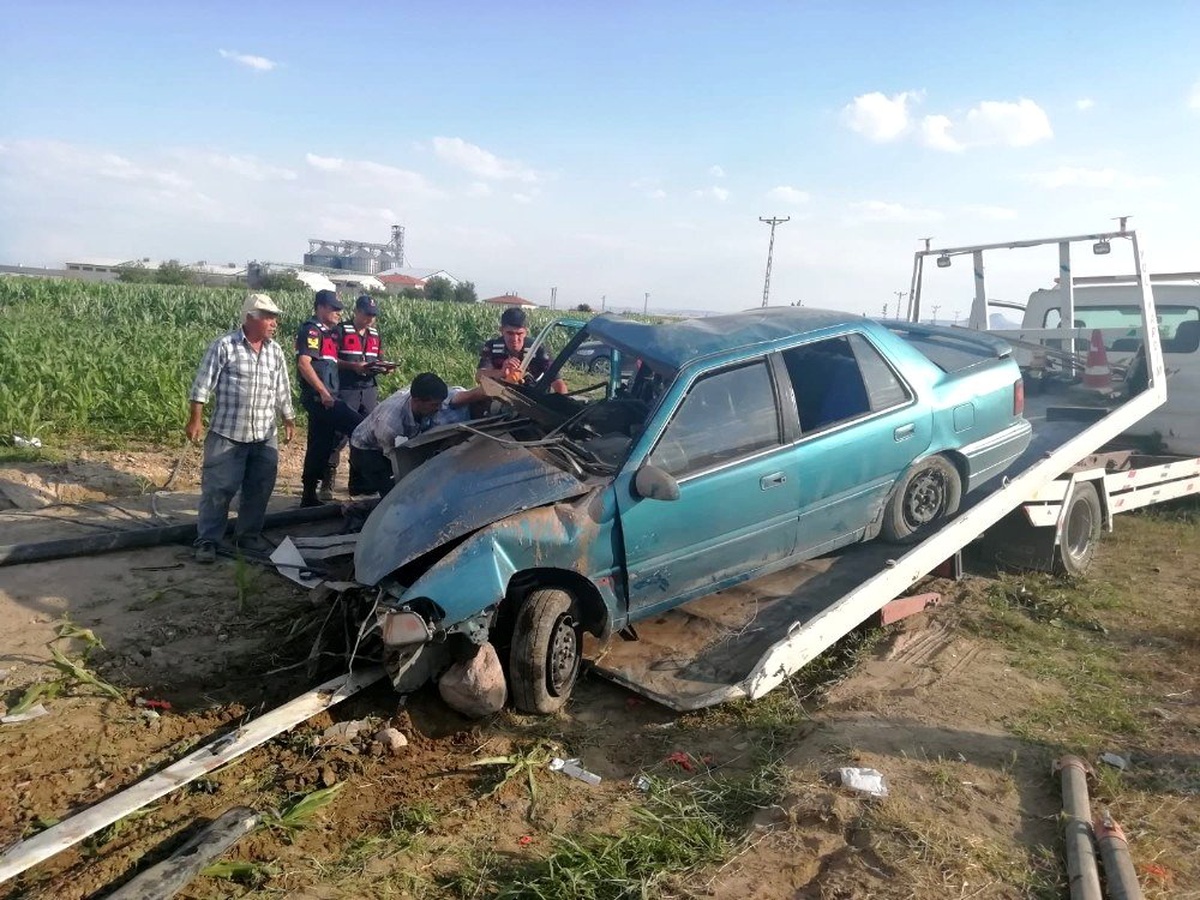 Takla atan otomobil tarlaya uçtu: 6 yaralı