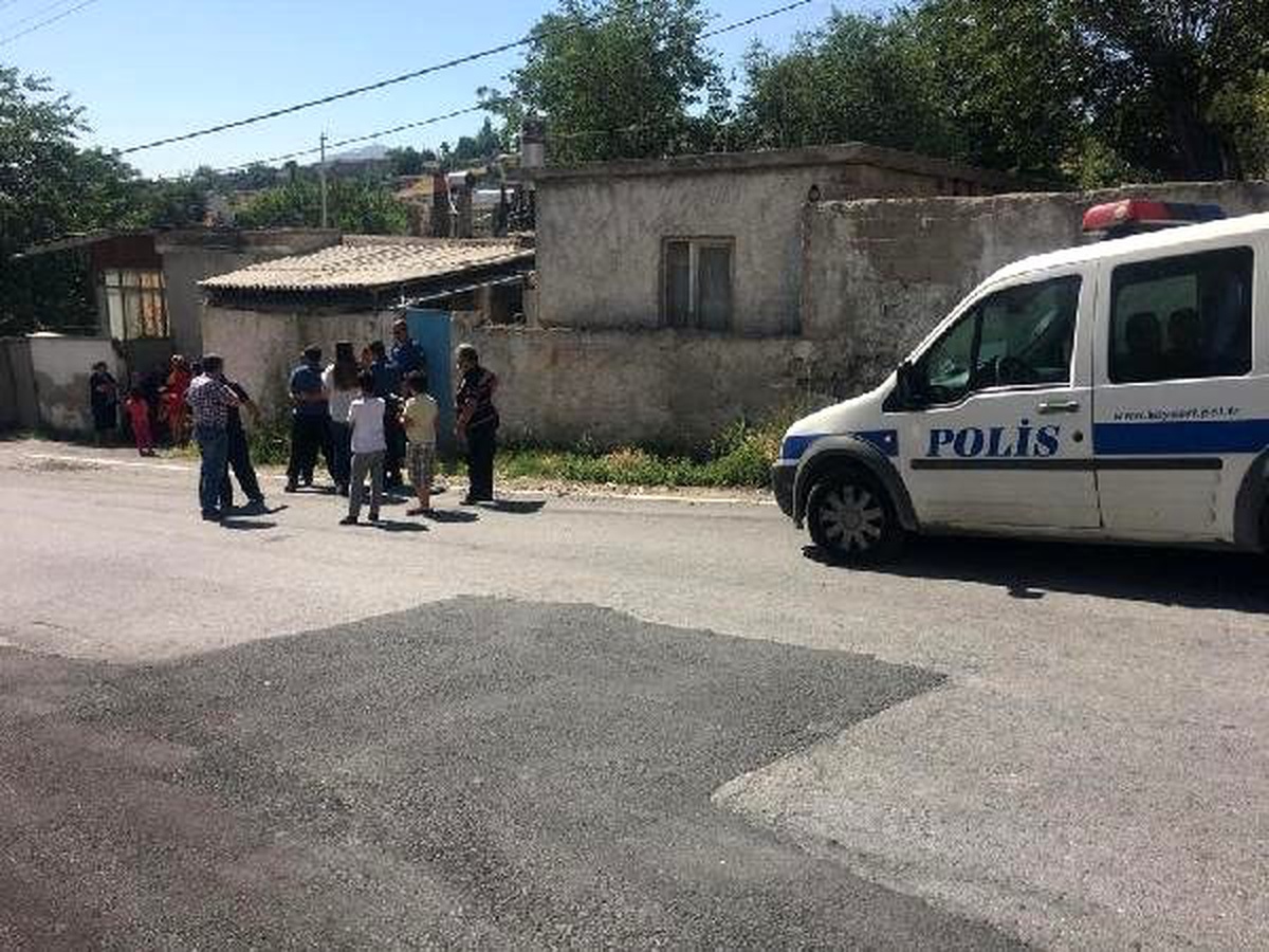 Tatile giden komşusunun güvercinlerini beslerken, damdan düşerek öldü