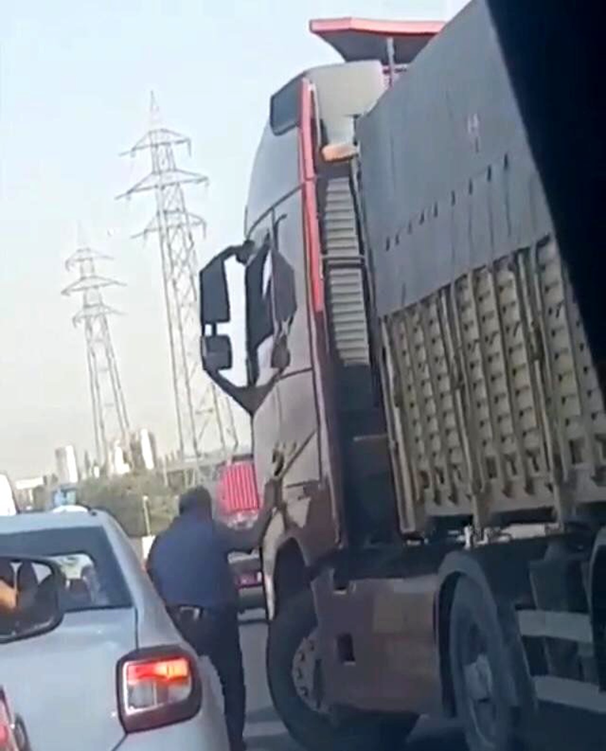 Tır şoförü, tartıştığı otomobil sürücüsünün üzerine direksiyon kırdı