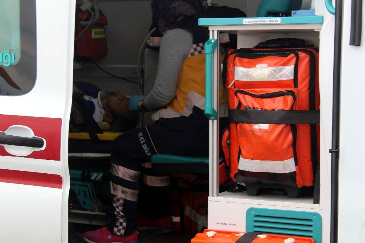 Tırın altına giren motosiklet metrelerce sürüklendi: 1 yaralı