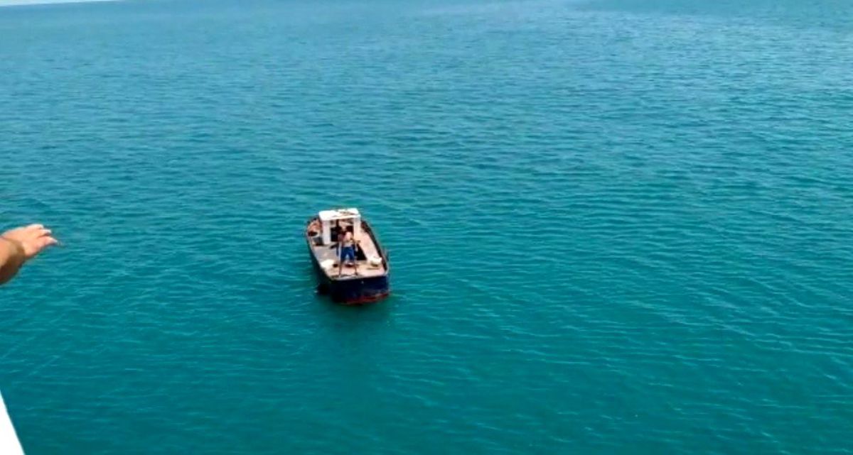 Trabzon\'da denizin ortasında mahsur kalanları böyle kurtarmışlar