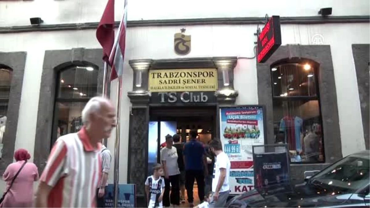 Trabzonspor\'da başkan Ağaoğlu, forma satışı yaptı