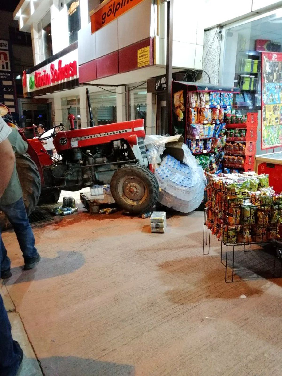 Traktör markete daldı