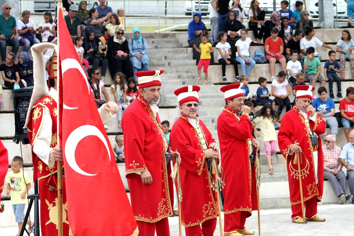 Türk Kızılayı\'ndan çocuklara dondurma ikramı