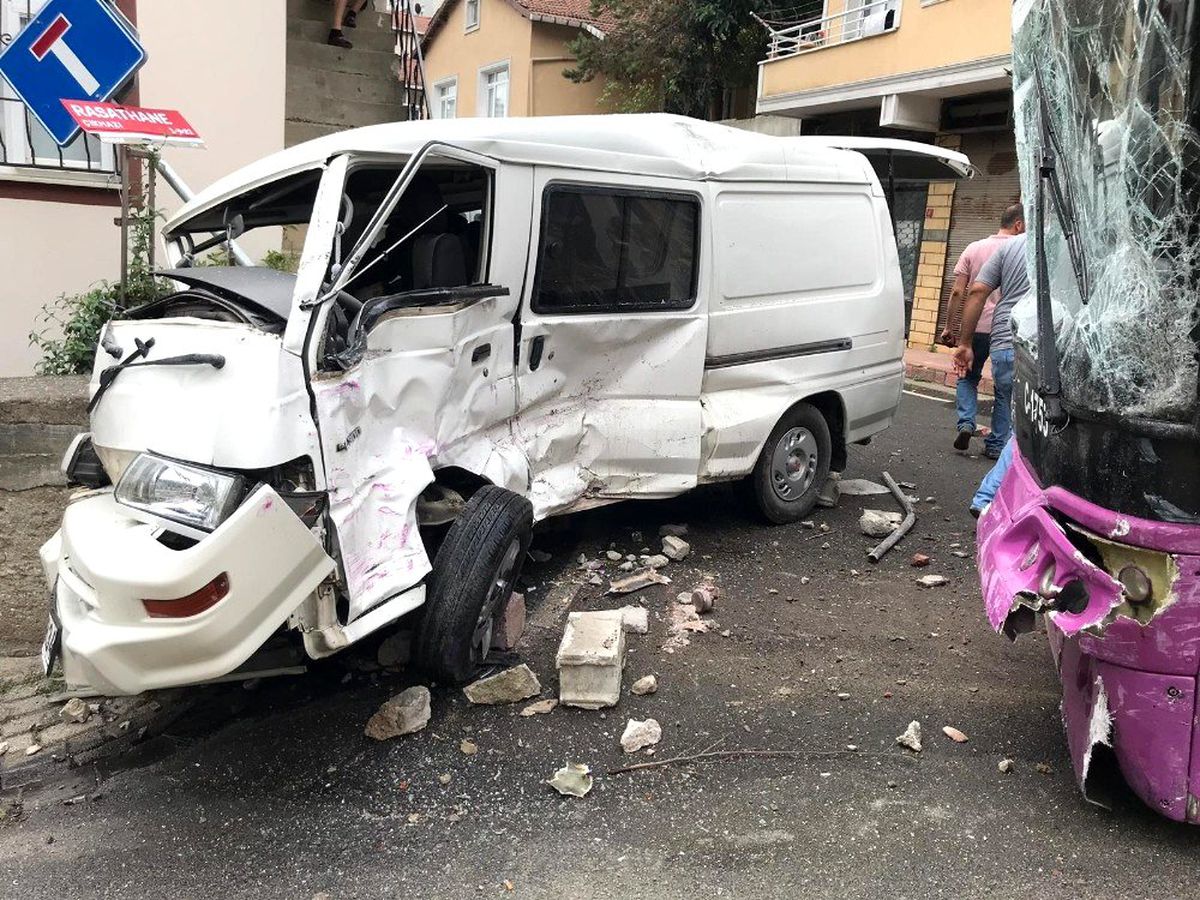 Üsküdar\'da kontrolden çıkan halk otobüsü minibüse feci şekilde çarptı: 4 yaralı