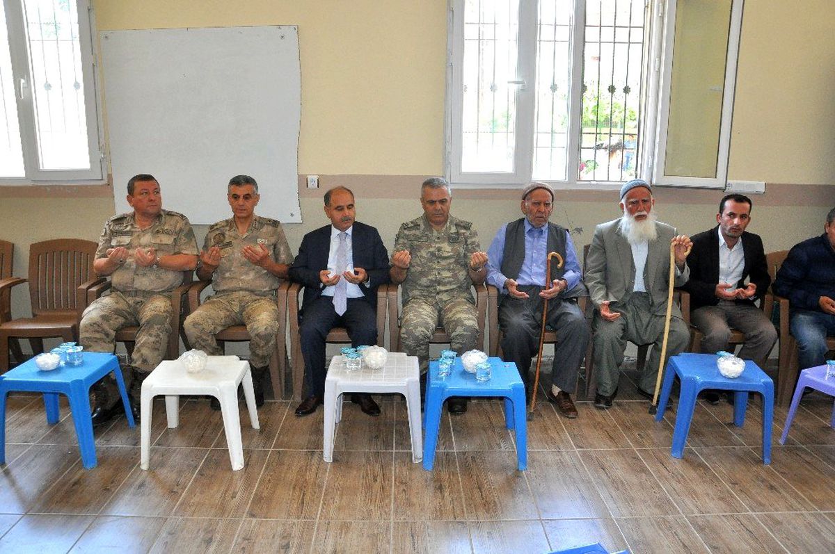 Vali Aktaş\'tan teröristlerce katledilen çobanın ailesine taziye ziyareti