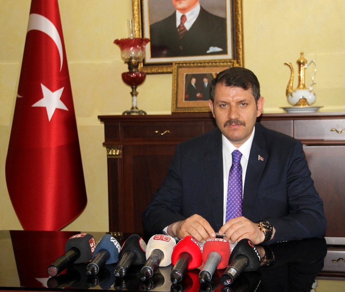 Vali Ayhan, halkı meydanlara çağırdı