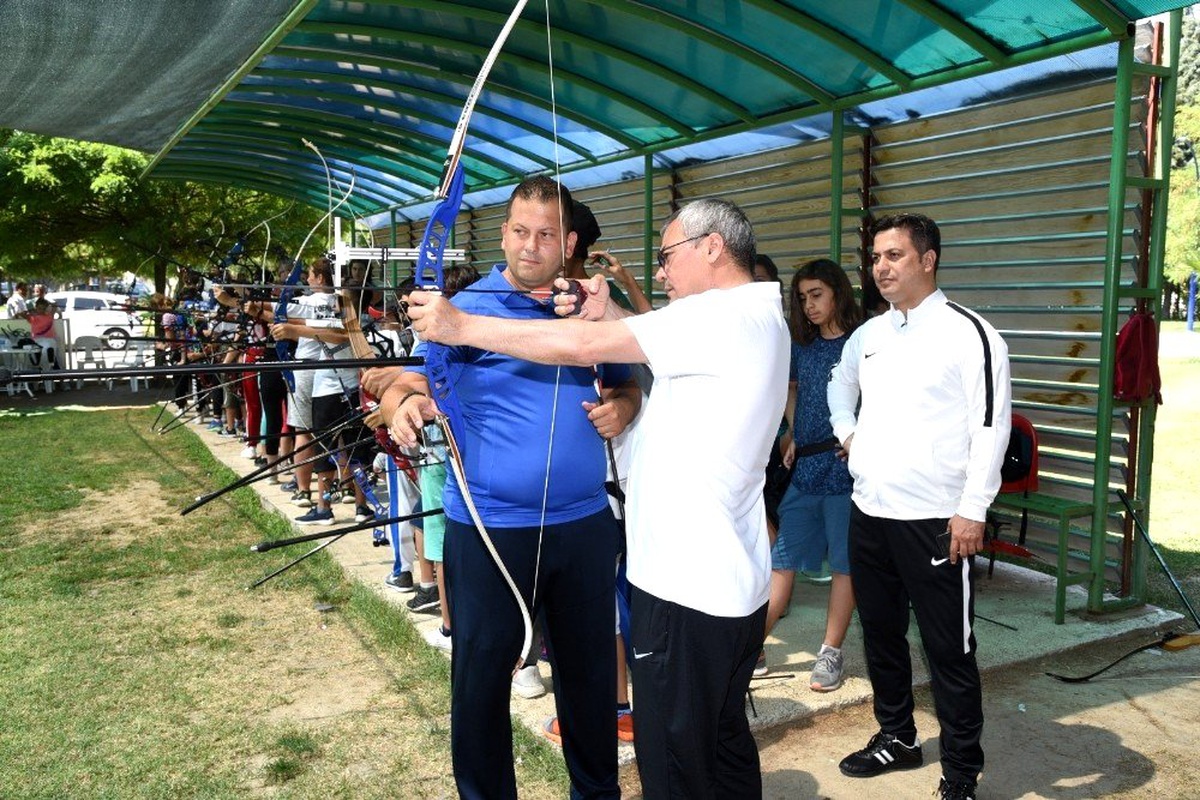 Vali Deniz, yaz spor okullarını ziyaret etti