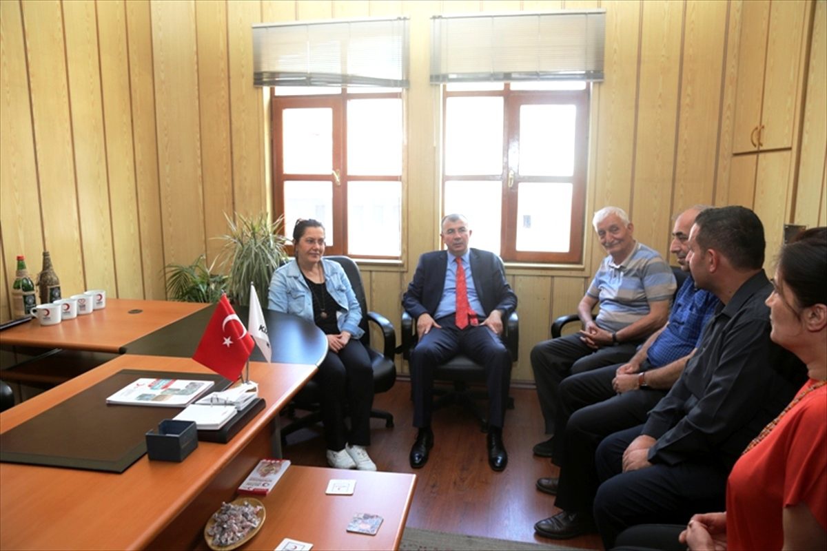 Vali Doruk\'tan Türk Kızılay ile Yeşilay Derneğine viyaret