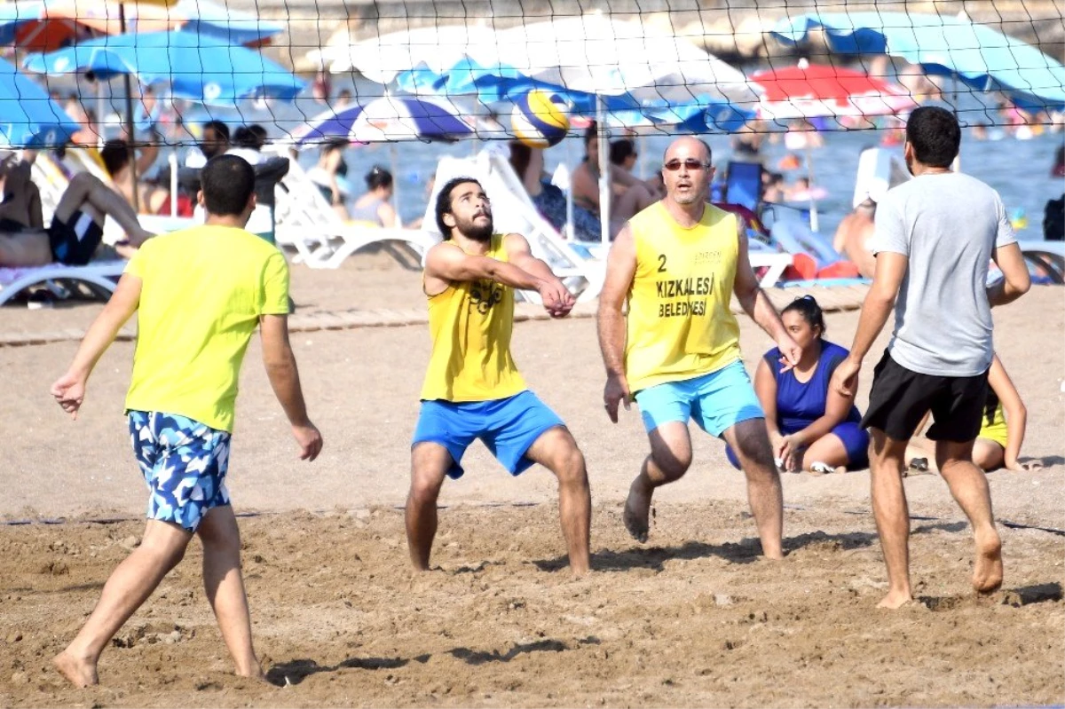 Voleybol turnuvaları plajlara renk kattı