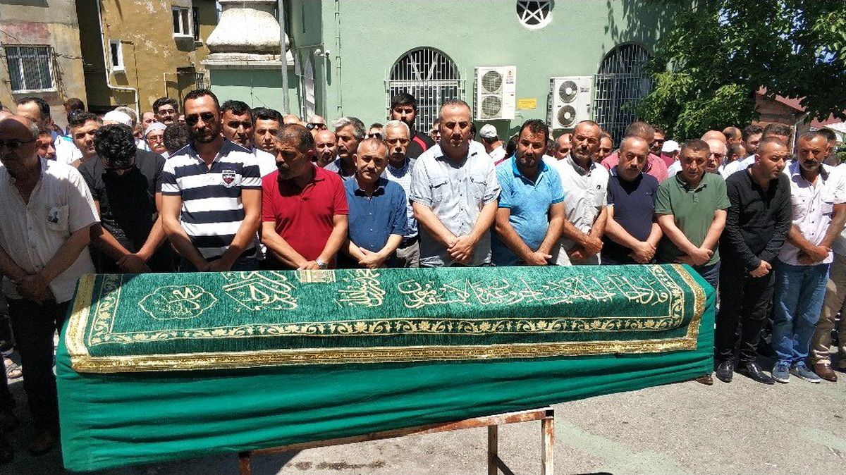 Yangında hayatını kaybeden iş yeri sahibi toprağa verildi
