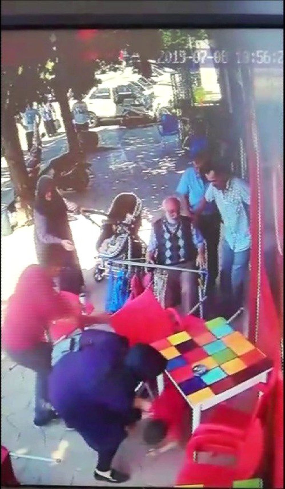 Yaşlı adam kontrolünü kaybettiği engelli aracının ile kafeye daldı