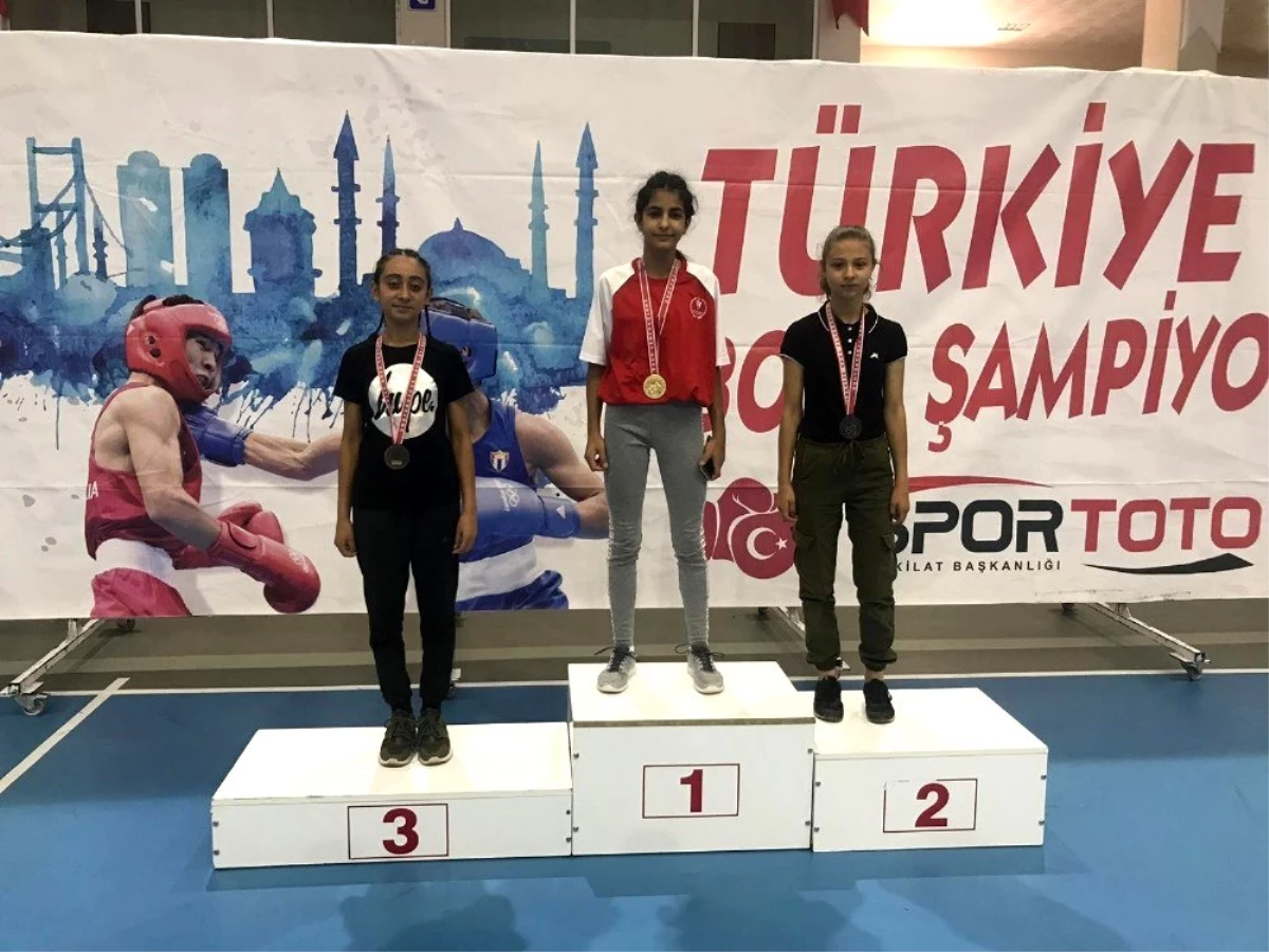 13 yaşındaki Denizlili boksör Türkiye 3.\'sü oldu