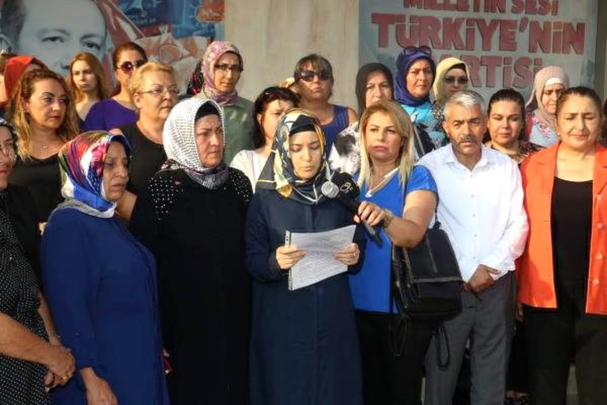 AK Parti\'li kadınlar Srebrenica soykırımı kurbanlarını andı