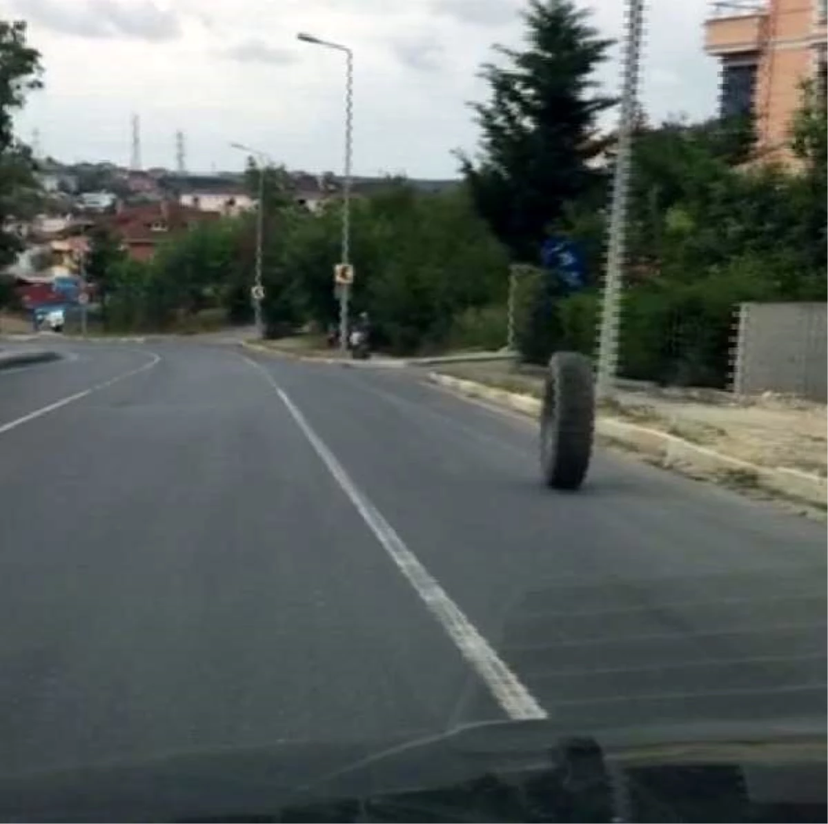 Arnavutköy\'de fırlayan kamyon lastiği kaldırımdaki çocuğa çarptı