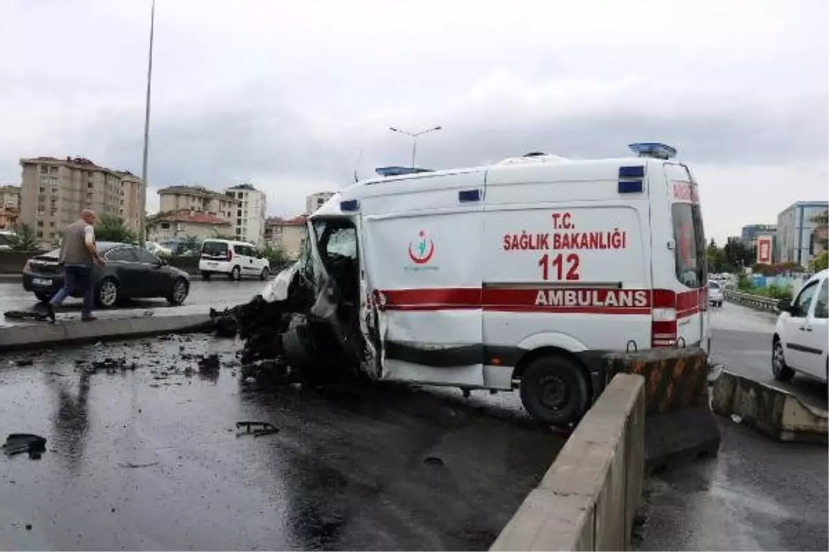 Ataşehir D-100 Karayolu\'nda ambulans kaza yaptı: 3 yaralı