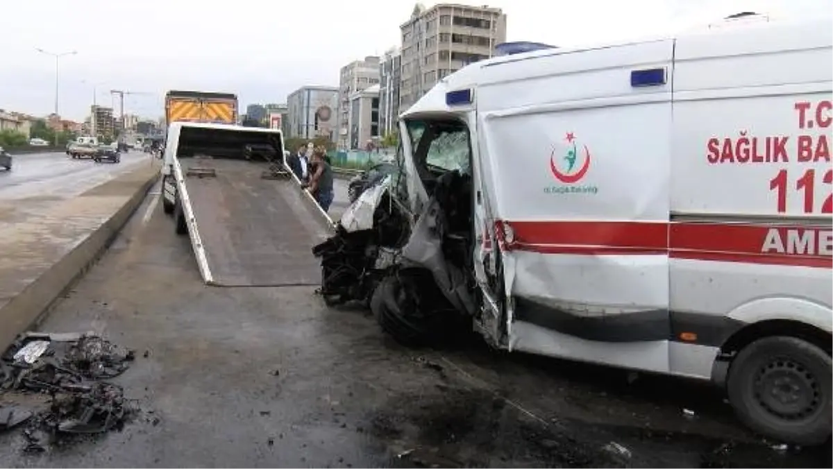 Ataşehir D-100 Karayolu\'nda ambulans kaza yaptı: 3 yaralı (ek fotoğraflarla)