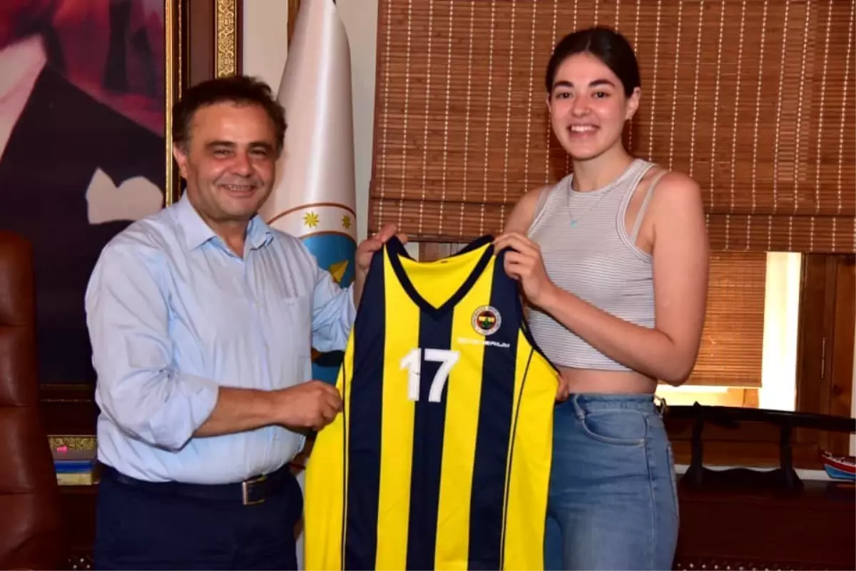 Başkan Şahin başarılı genç basketbolcuyu ağırladı