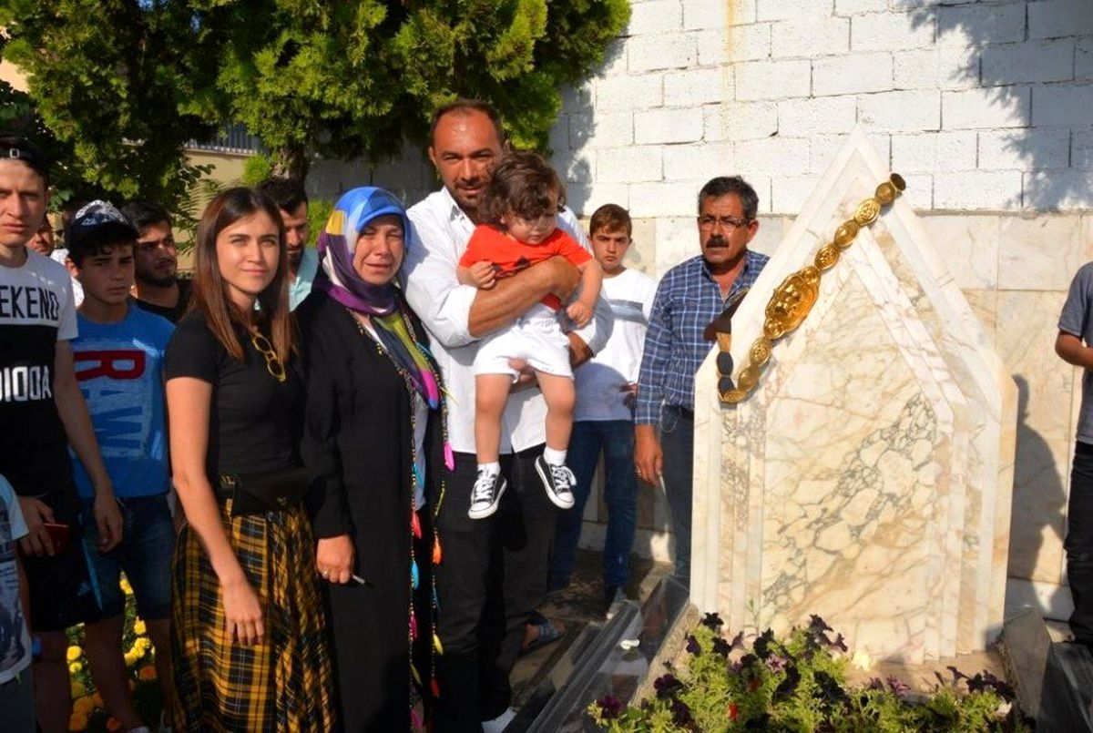 Başpehlivan Gürbüz, altın kemeri ile babasının mezarında