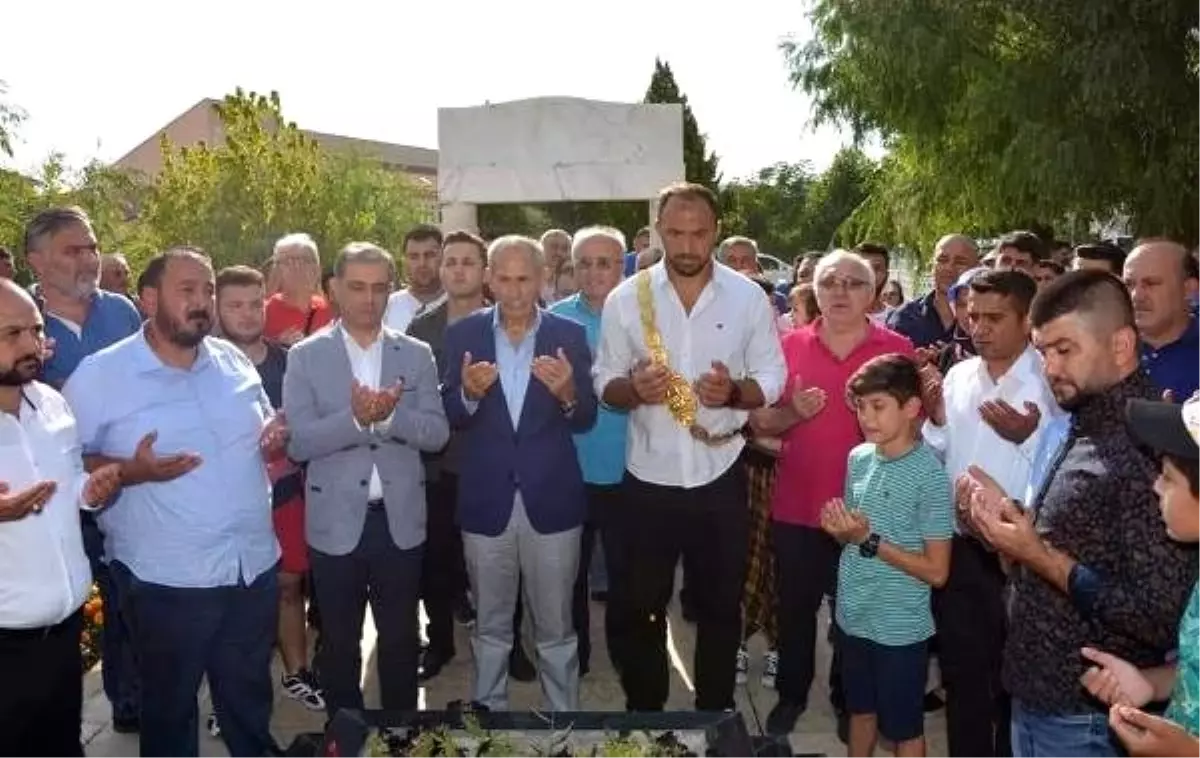 Başpehlivan Gürbüz, babasının kabrini ziyaret etti