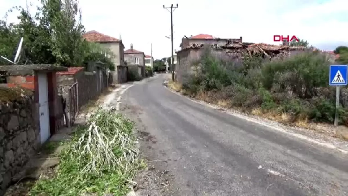 ÇANAKKALE Ayvacık\'ta fırtına çatıları uçurdu, ağaçları ve direkleri devirdi