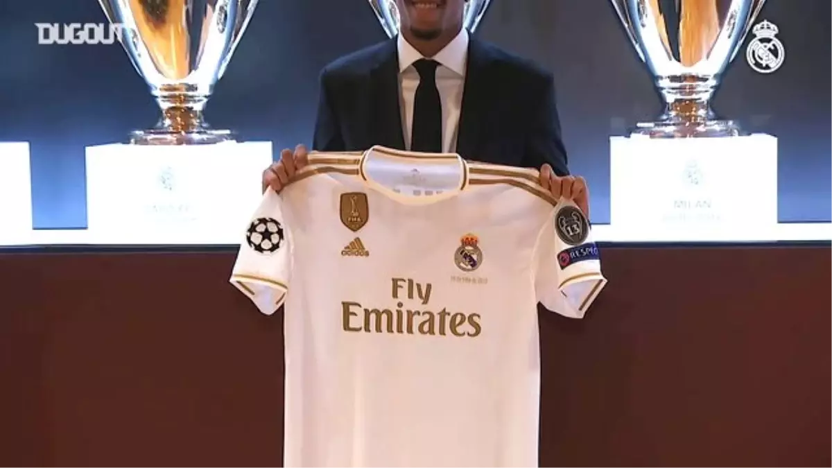 Eder Militão’nun Santiago Bernabéu’daki sunumu