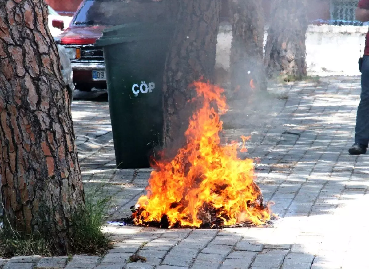 Elbiselerini sokağa döküp ateşe verdi