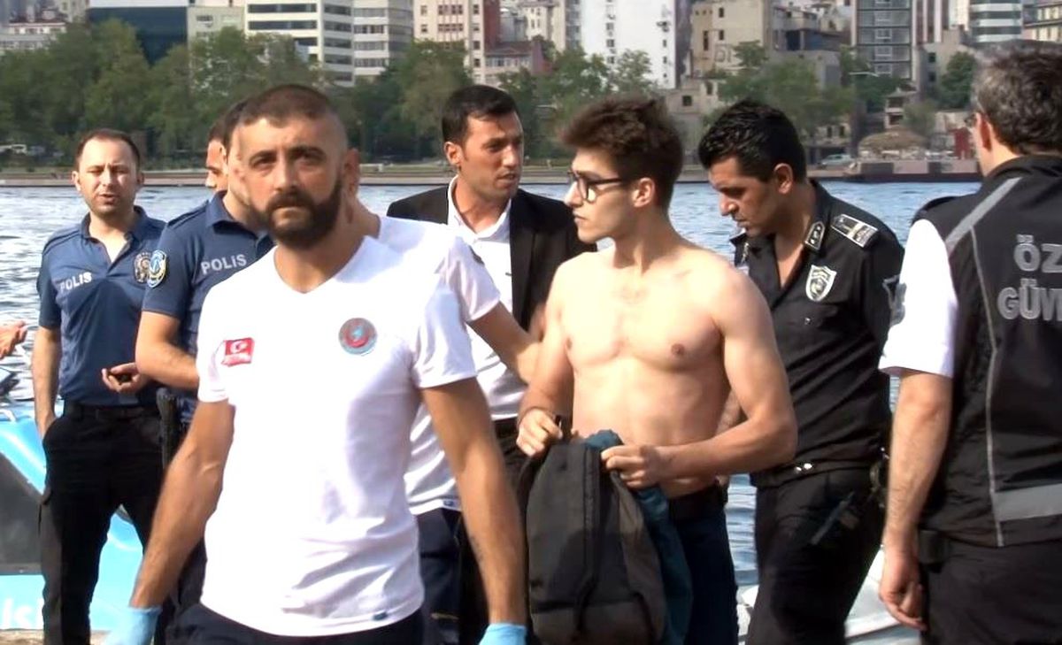 Haliç\'te denize atlayan genç kızı peşinden atlayarak kurtardı